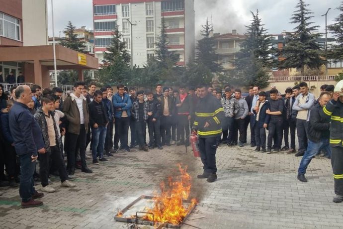 Merzifon Anadolu İmam Hatip Lisesi Öğrencilerine Yangın Tatbikatı