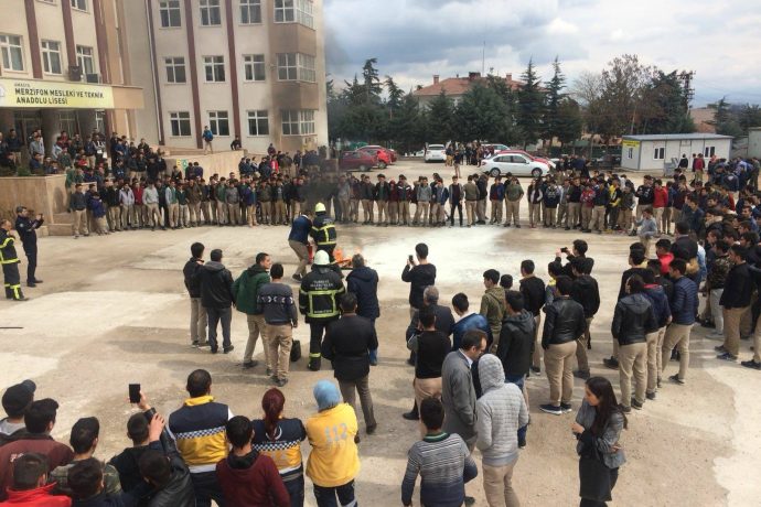 Mesleki ve Teknik Anadolu Lisesi’ne Yangın Tatbikatı Gerçekleştirildi