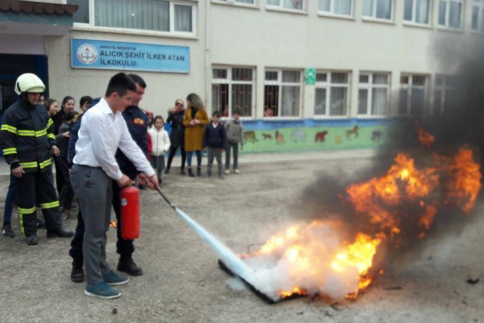 Şehit İlker Atan İlkokulu’nda Yangın Tatbikatı Gerçekleşti