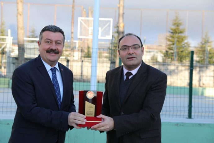 Merzifon Kaymakamımızdan Başkanımıza Plaket