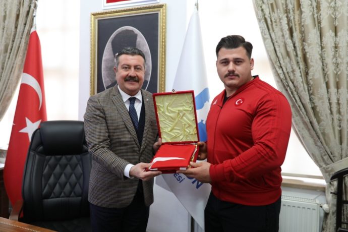 Milli Güreşçimiz Rıza Kayaalp’i Belediyemizde Ağırladık