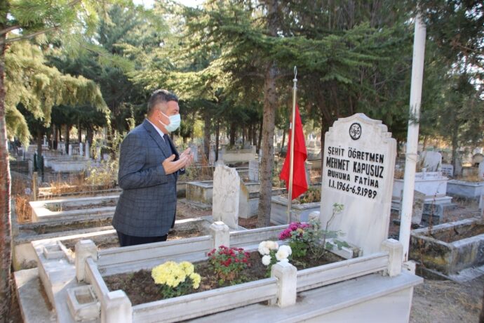 Başkanımız Öğretmenleri Mezarı Başında Andı