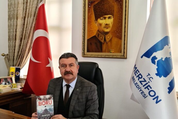 Yazar Çağlayan Yılmaz Belediye Başkanımıza Kitap Hediye Etti