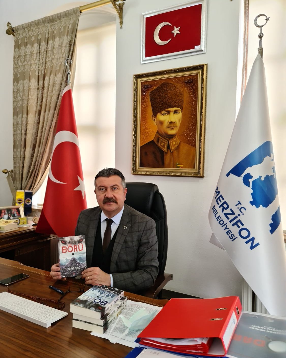 Yazar Çağlayan Yılmaz Belediye Başkanımıza Kitap Hediye Etti