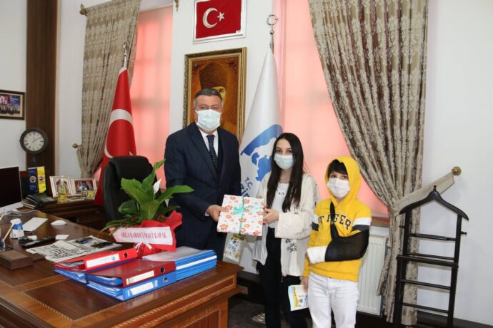 Nazlı ve Mehmet Ömür Damlar Kardeşler Belediyemize Ziyarette Bulundu