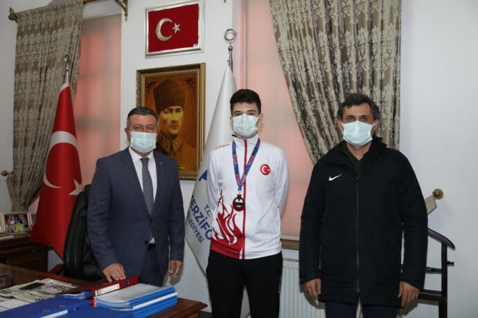 Gümüş Madalya Kazanan Yavuz Selim Yamak’ı Belediyemizde Ağırladık