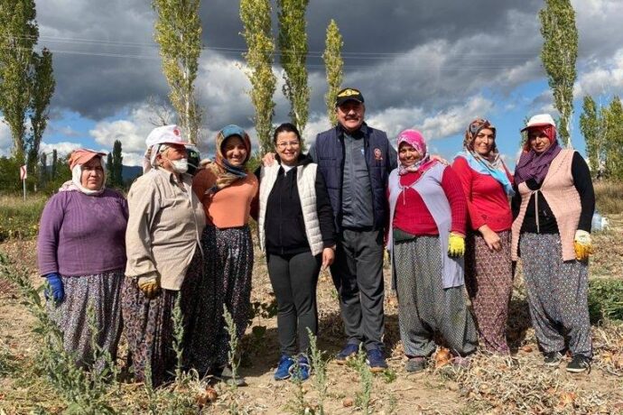 Başkanımız, Soğan Tarlasında Günlükçü Kadınlarımızı Ziyaret Etti