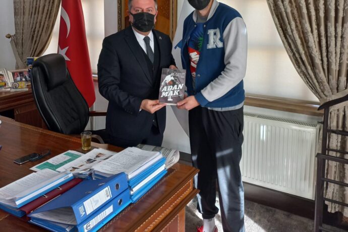 Öğretmen Emre Mahmut Şimşek’ten Başkanımıza Hediye