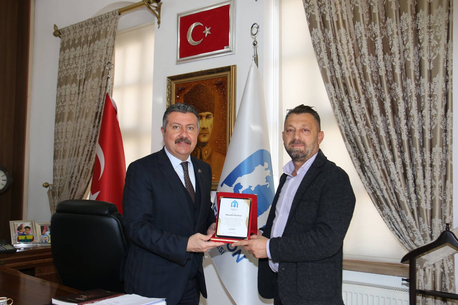 Başkanımız, Meclis Üyeliğinden Ayrılan Mustafa Yılmaz’a Teşekkür Plaketi Takdim Etti