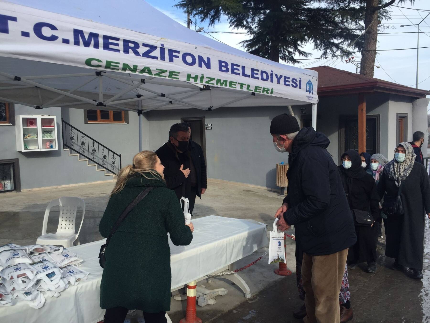 Regaip Kandili vesilesiyle ilçe mezarlığımızı ziyaret eden hemşehrilerimizle sohbet edip kandillerini kutladık.