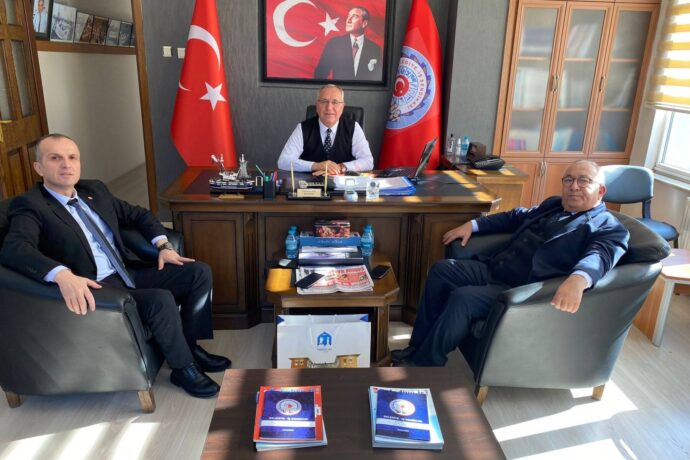 Başkan Yardımcılarımız M. Tuncer BASMACI ve Erkan ERGÜL, Belediye İş Sendikası Çorum Şube Başkanı seçilen Mehmet ŞEN’e ziyaret.