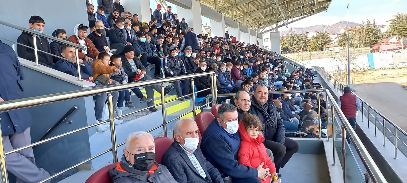 Merzifonspor’umuzun Yozgat Belediye Spor’la mücadele ederek 5-0 galip geldiği hazırlık maçında takımımıza destek olduk.