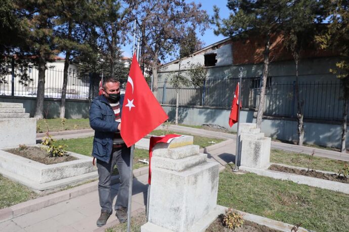 18 Mart Çanakkale Zaferi ve Şehitlerimizi Anma Günü yaklaşırken,çevre koşullarından dolayı yıpranmış bayraklarımızı  yenileyerek bu anlamlı gün için hazırlıklarımızı tamamladık.