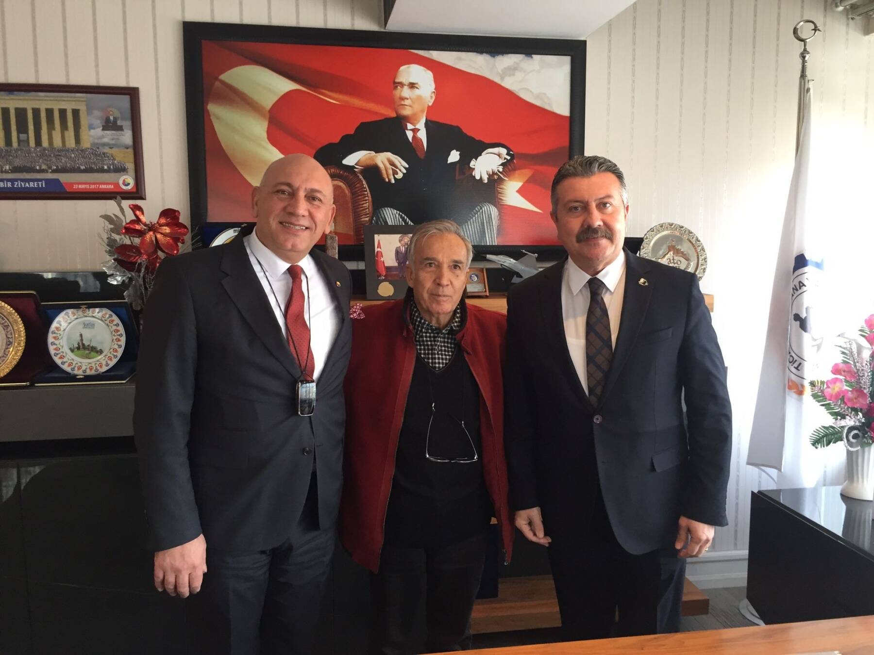 Sabah Gazetesi Yazarı Sn. Yavuz DONAT ile kıymetli hemşehrimiz Sn. Yaşar ÖNEL’i, Merzifon Ticaret ve Sanayi Odası Başkanı Dursun DAĞDELEN ve Meclis Üyelerimizle birlikte şehrimizde ağırladık.
