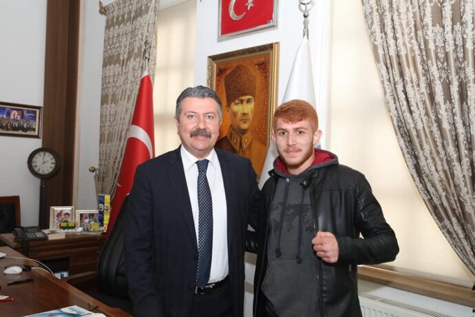 İstanbul’da düzenlenen Profesyonel Kickboks maçında, TV8.5 Canlı yayınında 70 kiloda Özbekistanlı rakibini nakavt ederek şampiyon olan Ozan GEZER kardeşimiz bizlere büyük gurur yaşattı.
