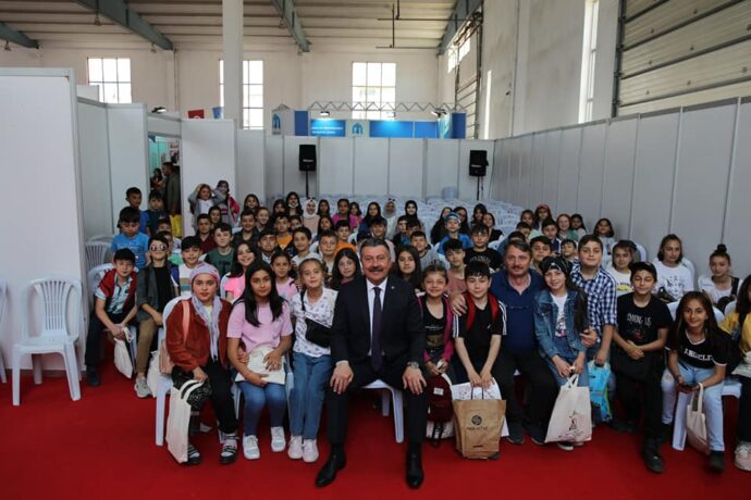 Vezirköprü Fazıl Ahmet Paşa Ortaokulu öğrencileri Kitap Fuarımızı ziyarette bulundu.