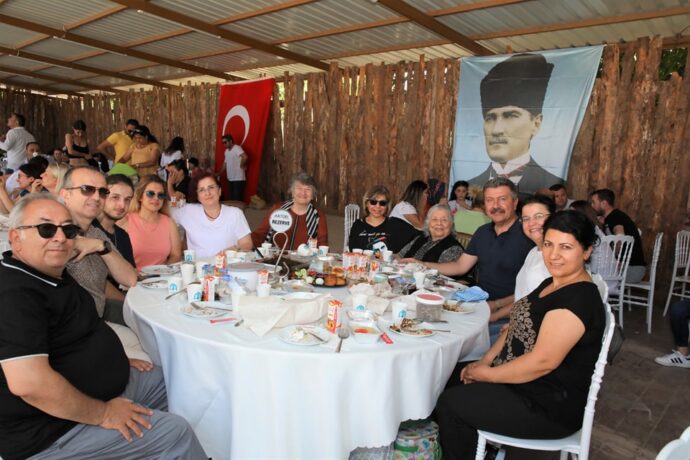 Biz Gerçekten Büyük Bir Aileyiz