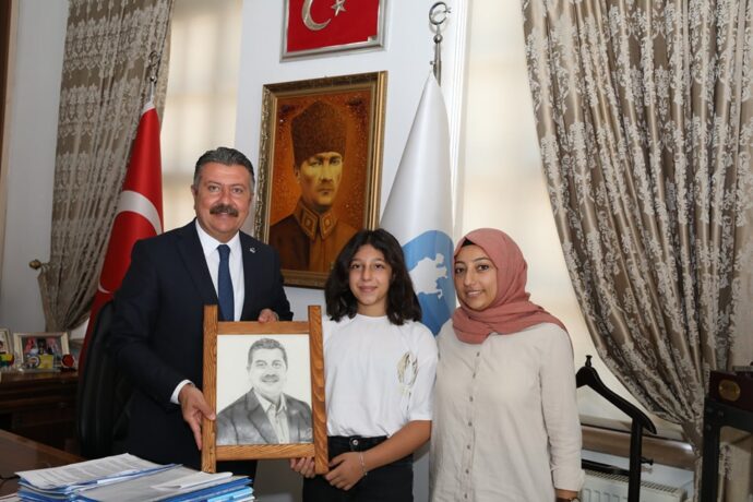 Zeynep Buğday ile Hira Nur Çonoğlu Belediyemize Ziyarette Bulundu