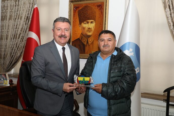 Gurbetçi Hemşehrimiz Gürsel Yılmaz Belediyemize Ziyarette Bulundu