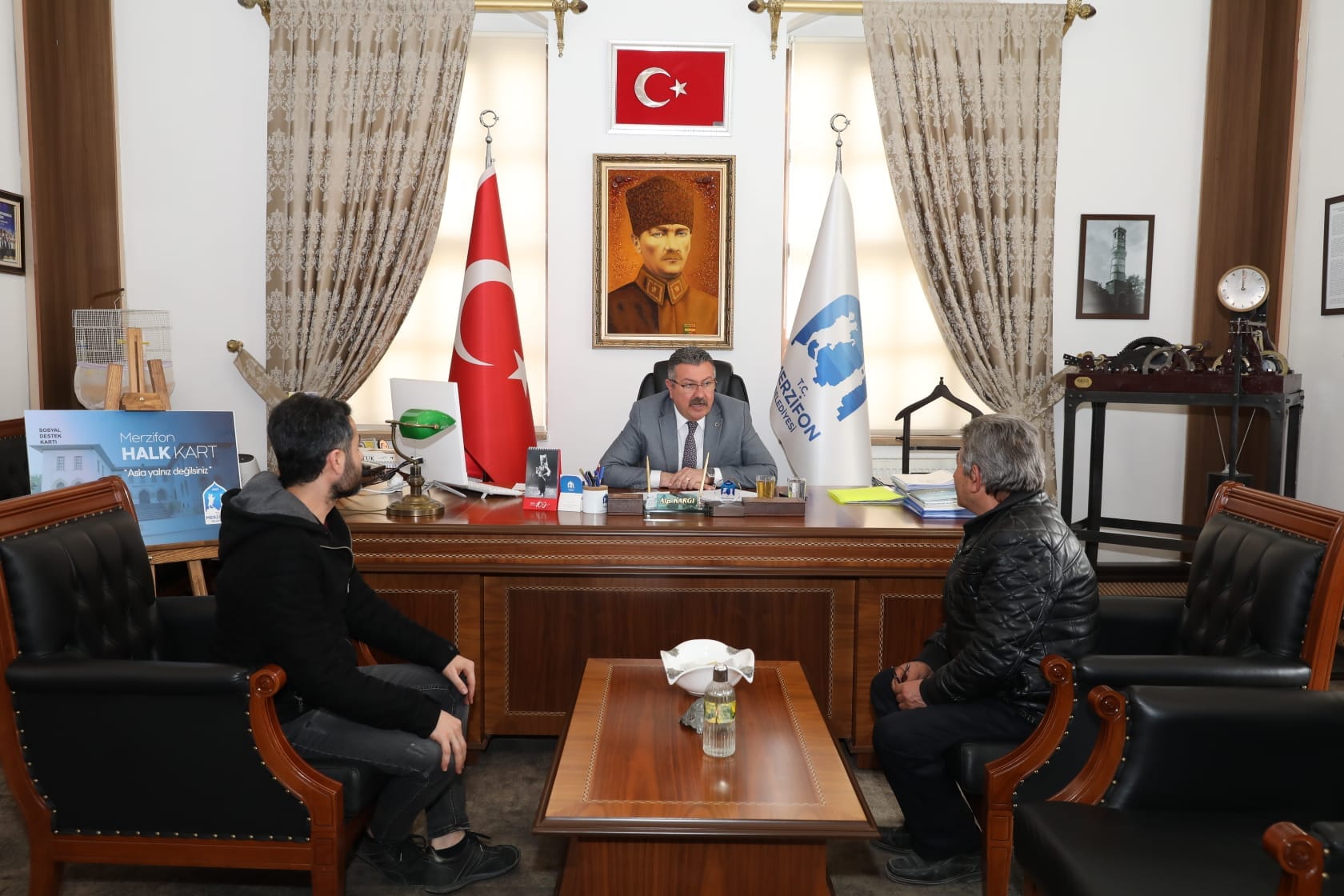 Bugün hemşehrilerimizle belediyemizde bir araya gelerek çok yoğun bir o kadar da keyifli bir gün geçirdik.