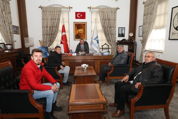 Hacıyakup Köyü Muhtarı Murat BARDAKÇI ve Karacakaya Köyü Muhtarı Haydar SARIÇOBAN, arkadaşları ile birlikte belediyemize ziyarette bulundular.