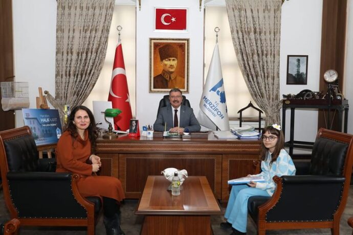 Atatürk Bilim Sanat Merkezi öğrencimiz Masal ÇÖL, Merzifon Tarihi ile ilgili yazdığı çocuk kitabını tanıtmak için annesi Aynur ÇÖL hanımefendi ile birlikte belediyemize ziyaretimize geldi