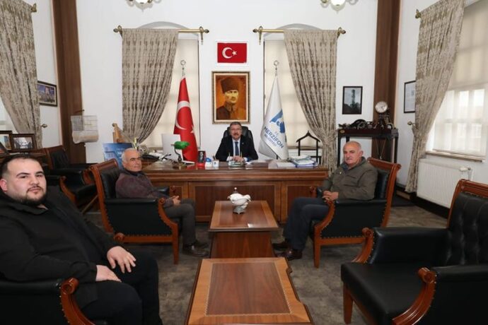 Sazlıca Köyü Muhtarı Kenan PEHLİVAN ile Eymir Köyü Eski Muhtarı Reşat GÖKÇE ve evladı belediyemize ziyarette bulundular.