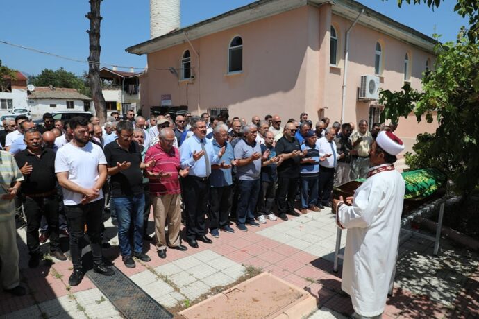 Aileleri ve yakınlarına başsağlığı ve sabır diliyoruz.