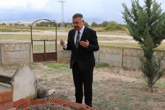 Belediye Başkanımız, Kıbrıs Gazisi Ahmet Saka’nın Kabrine Ziyarette Bulundu