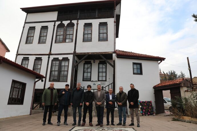 Başkanımız, Sn. Alper Taş ve Sn. Bülent Falakaoğlu’na Ulukuşlar Konağımızı Gezdirdi