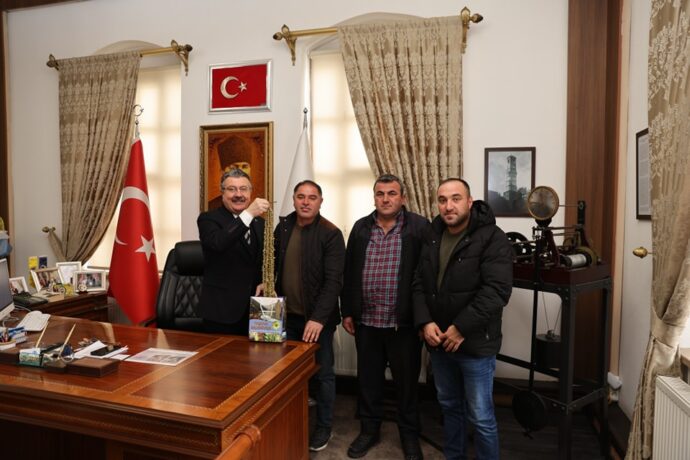 Çaydibi Köyü Muhtarı ve Azalarından Belediye Başkanımıza Çiçek Bamya Hediyesi