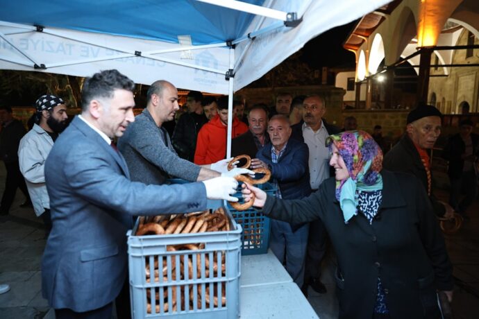 Kadir Gecesi Vesilesiyle Hemşehrilerimize Simit Ve Çay İkramında Bulunduk